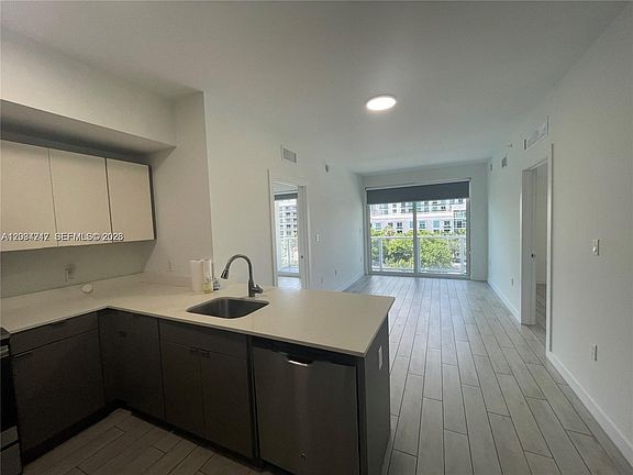 5th image of 321 NE 26th St Unit 512