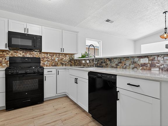 4th image of 935 Peacock Dr SW