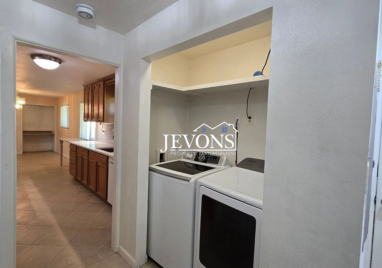 Spacious 3BD/2BA Home with Driveway Parking & In-Unit Laundry Yakima — Photo 3