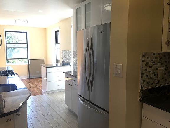 2nd image of 385 E 16th St APT 3A
