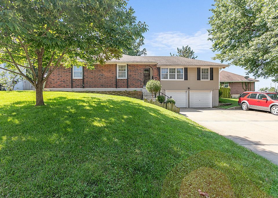1st image of 524 NW Brock Cir