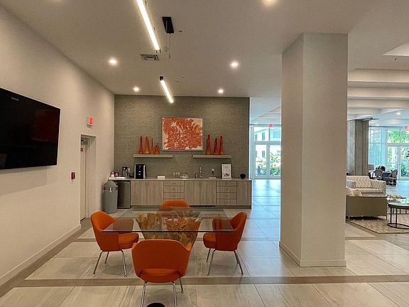 5th image of 2130 Van Buren St #611
