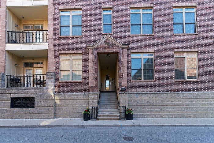 1st image of 450 E Ohio St APT 206