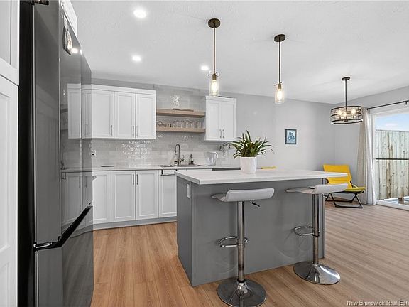 4th image of 203 Teaberry Ave