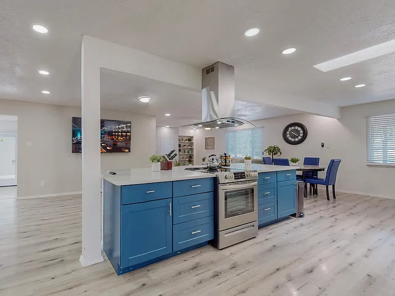 1621 Lafayette Dr NE — Photo 3