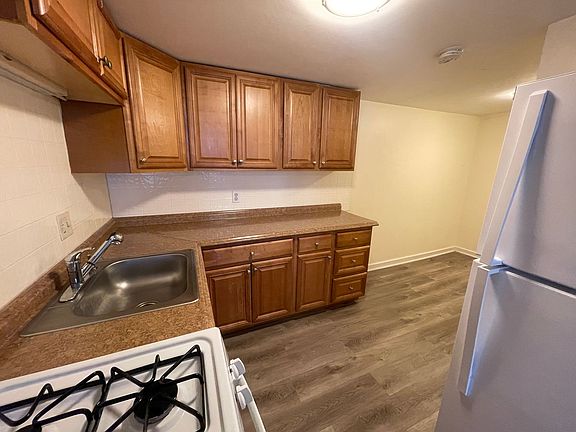 3rd image of 54 Longwood Ave #10