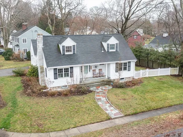 125 Mifflin Dr, North Andover, MA 01845