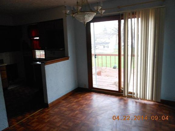 2nd image of 19 Roosevelt Ct