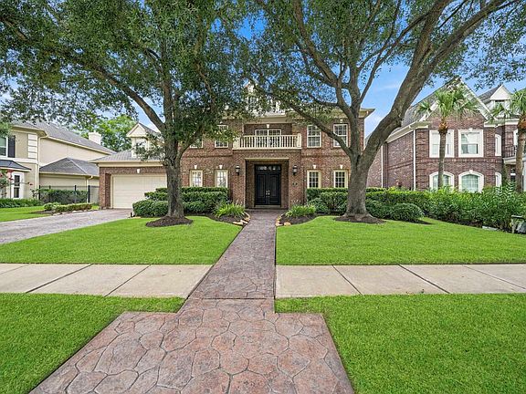 2nd image of 40 Palm Blvd