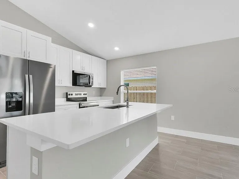889 Dunbar St — Photo 5