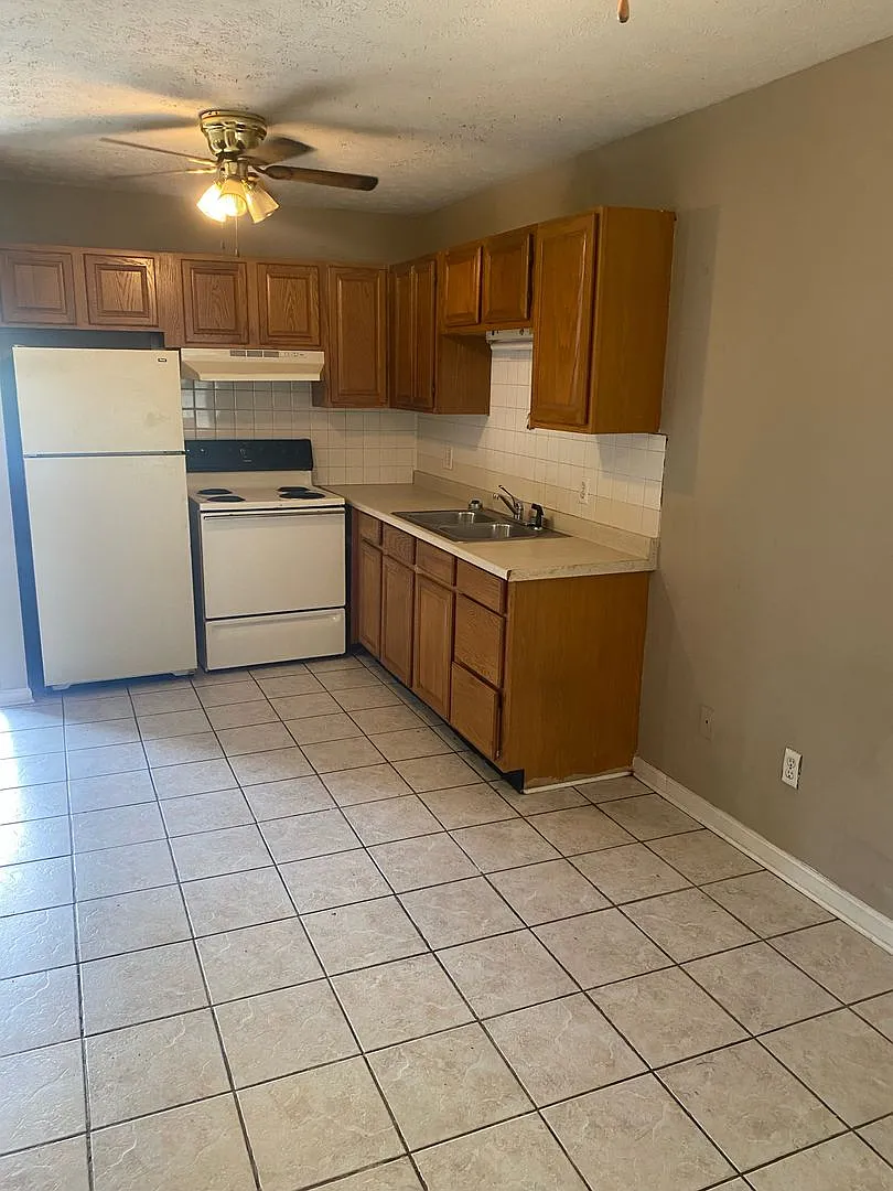 172 -G1- Courtyard Apartments — Photo 3