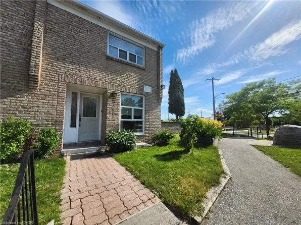 25 Gosford Blvd #15, Toronto, ON M3N 2G7