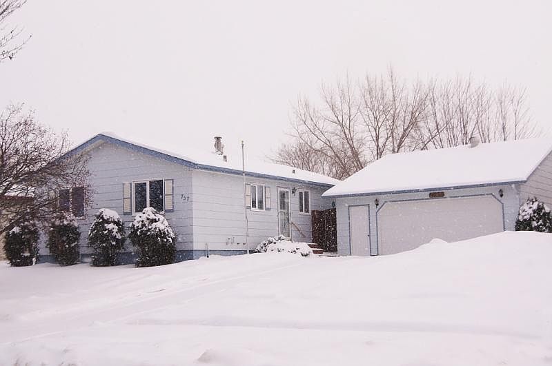 1st image of 757 11th Ave W