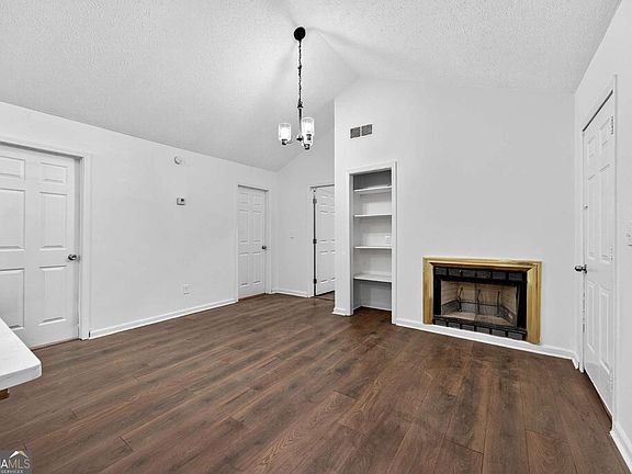 3rd image of 633 Sandys Ln SE
