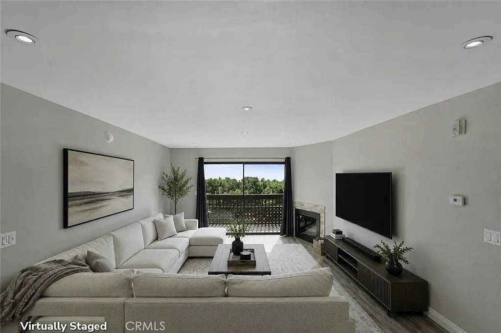 2 bed, 883 sqft, $2,595 — Photo 1