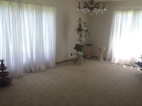 4th image of 30 Collier Ct