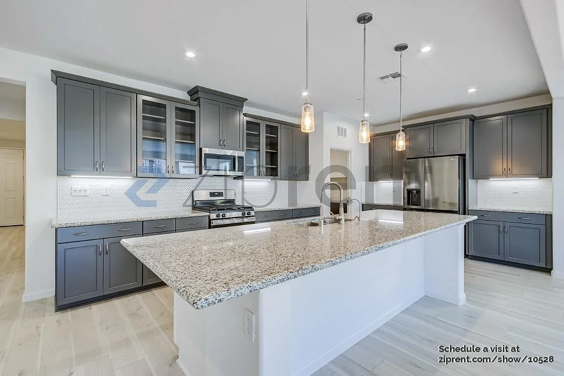 4 bed, 2583 sqft, $3,450 — Photo 4