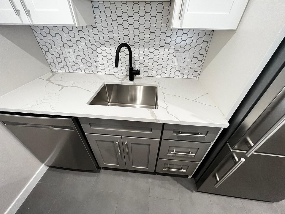 2nd image of 1661 Washington St #206P