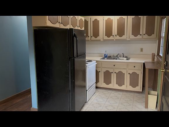 2nd image of 421 Walton St