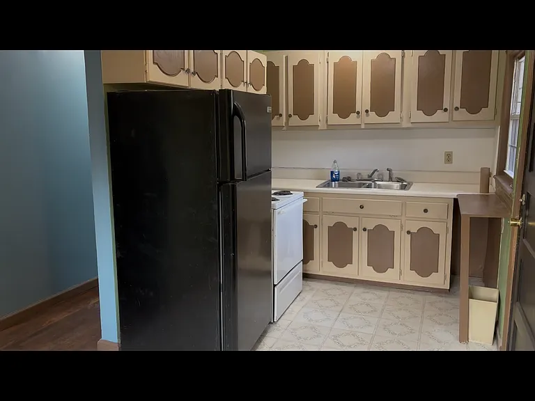421 Walton St — Photo 2