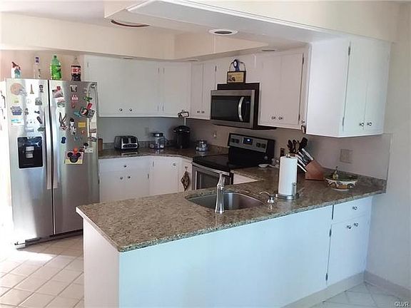 3rd image of 34 Applewood Dr