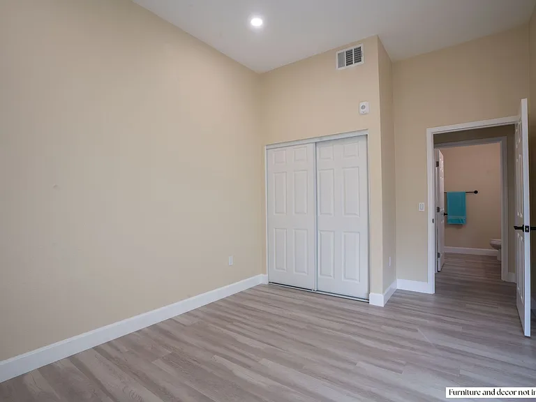 Pacific Heights Apartments — Photo 15