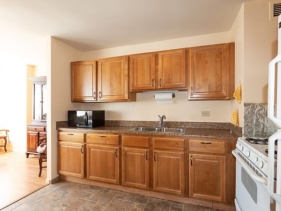 3rd image of 4800 S Lake Park Ave APT 2102