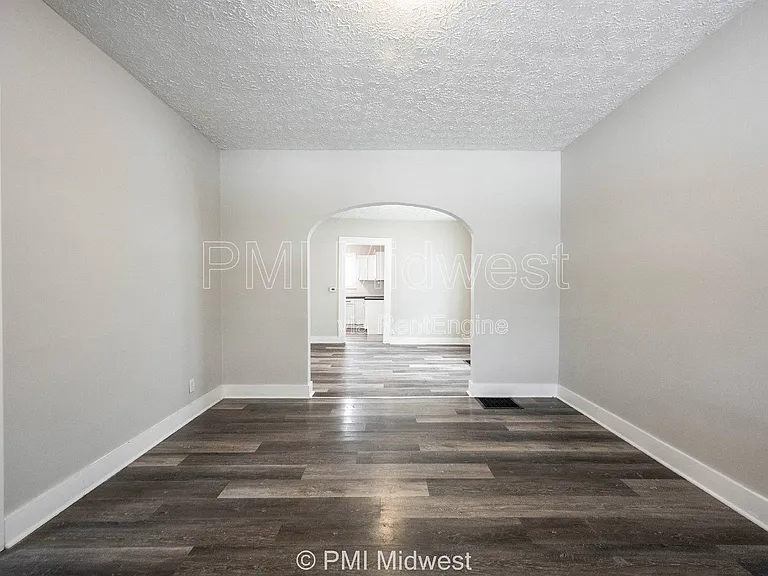 729 N Bosart Ave — Photo 5
