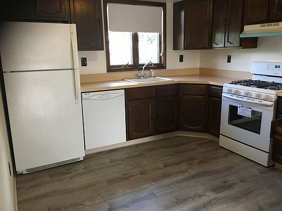 KITCHEN WITH REFRIGERATOR, DISHWASHER AND GAS STOVE
