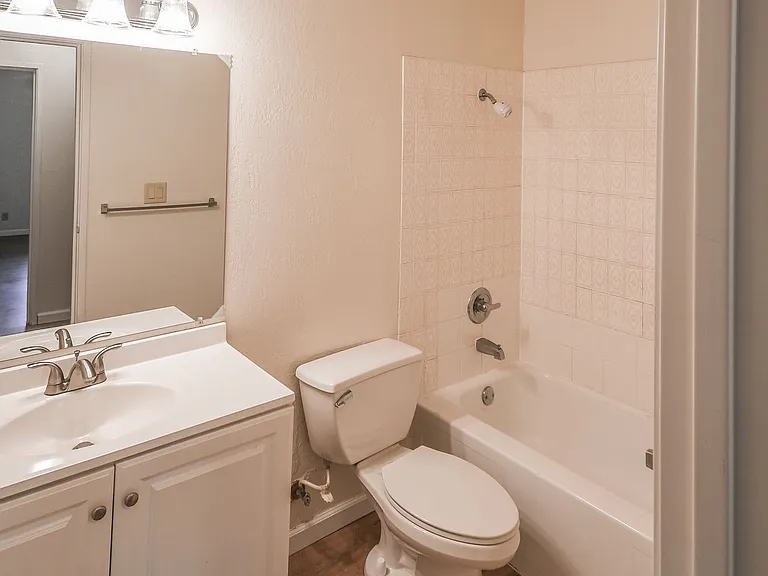 Emerald Bay Apartments — Photo 8