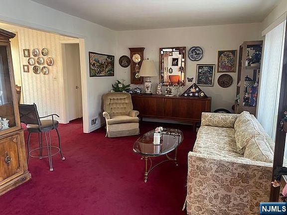 5th image of 82 Azalea St