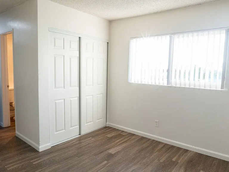 2720 Broadway — Photo 7