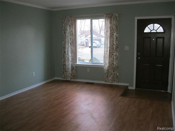 3rd image of 21608 Elizabeth St