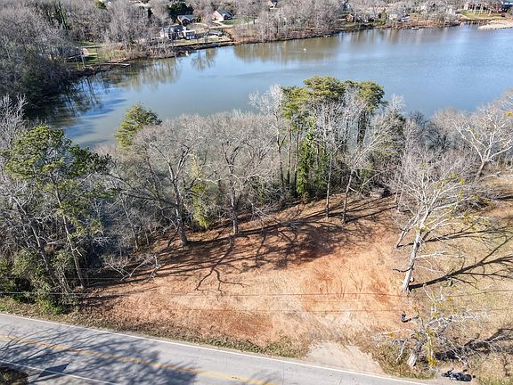 3rd image of 438 Berry Shoals Rd