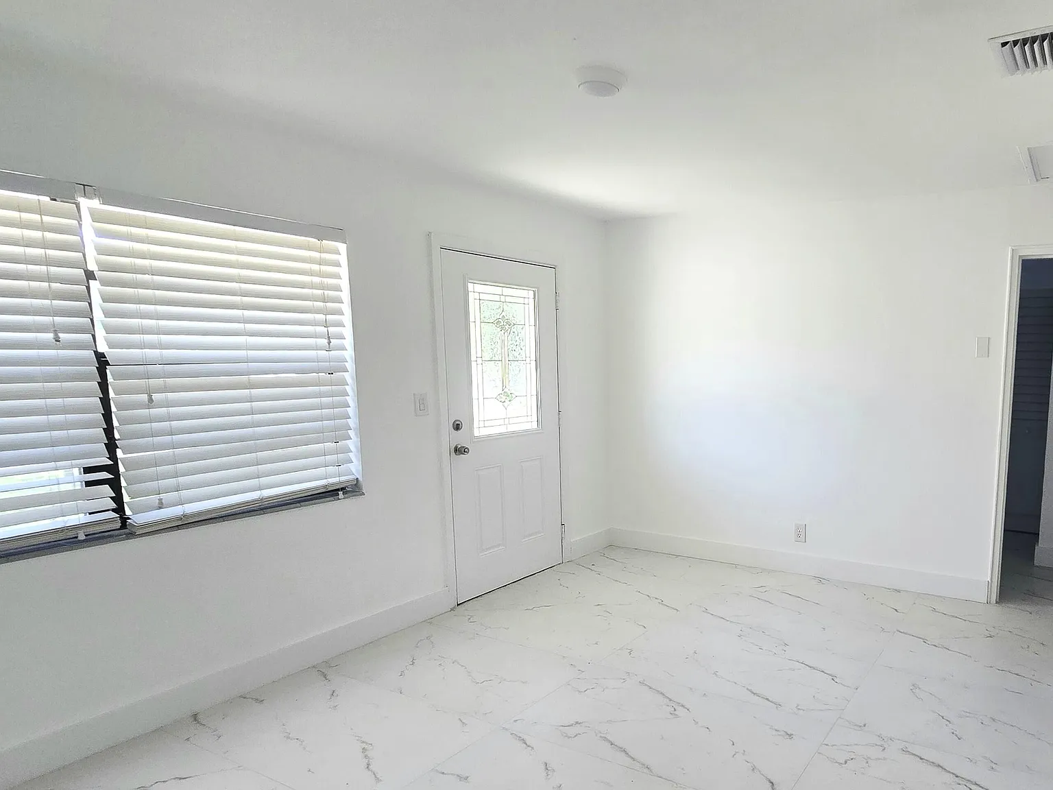 3 bed, 2.0 bath, 972 sqft, $2,900 — Photo 2