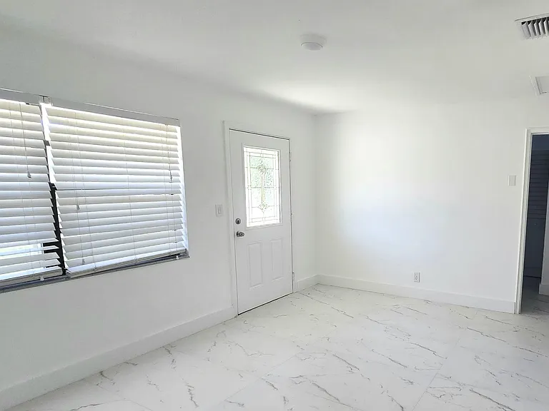 2849 NE 13th Ave — Photo 2