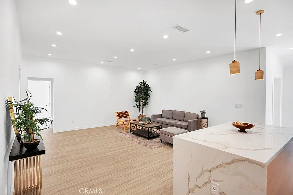5 bed, 1700 sqft, $4,895 — Photo 4
