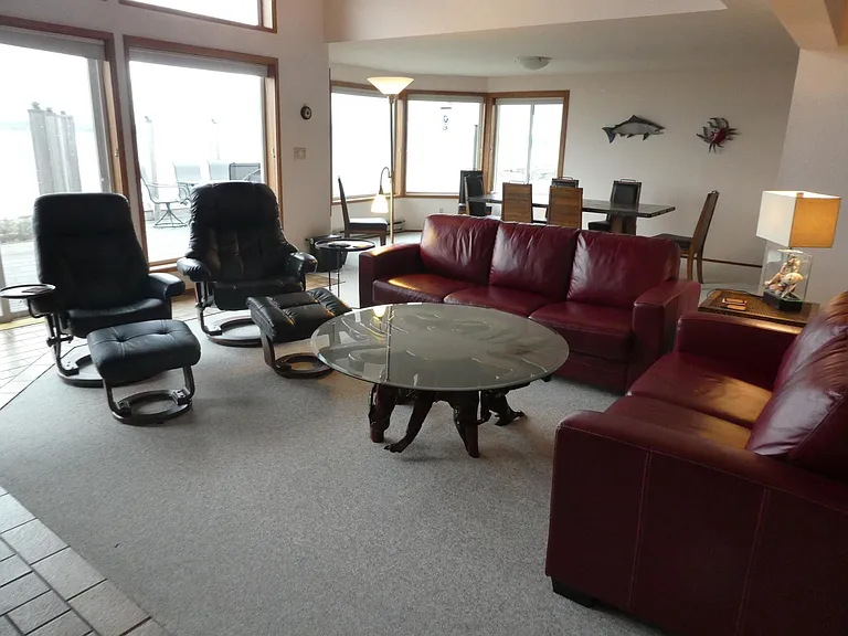 Leather swivel recliner chairs to face into the room to watch TV and visit with others or spin around and enjoy the beautiful view while enjoying your morning coffee.