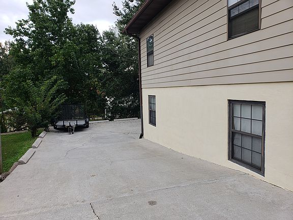 Driveway to back of house