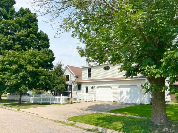 302 Saginaw St, Norway, MI 49870