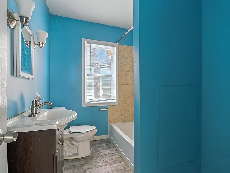 1595 W Grand Blvd — Photo 16