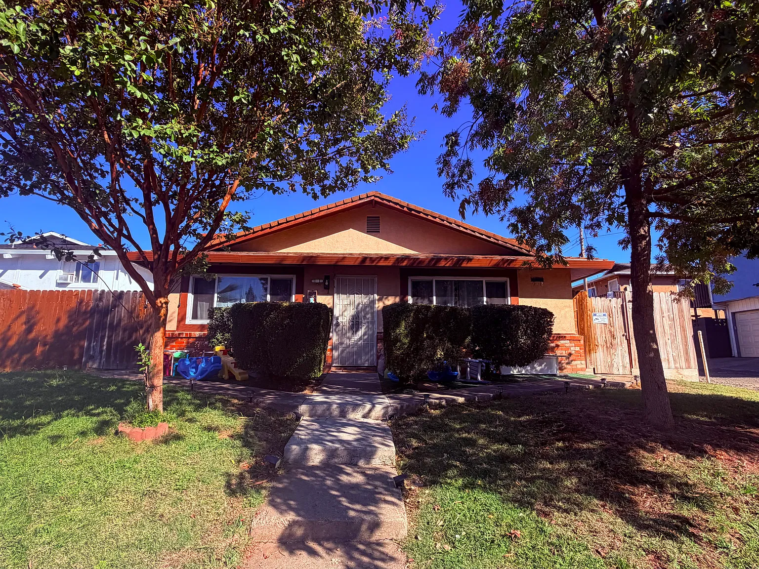 2 bed, 850 sqft, $1,784 — Photo 2