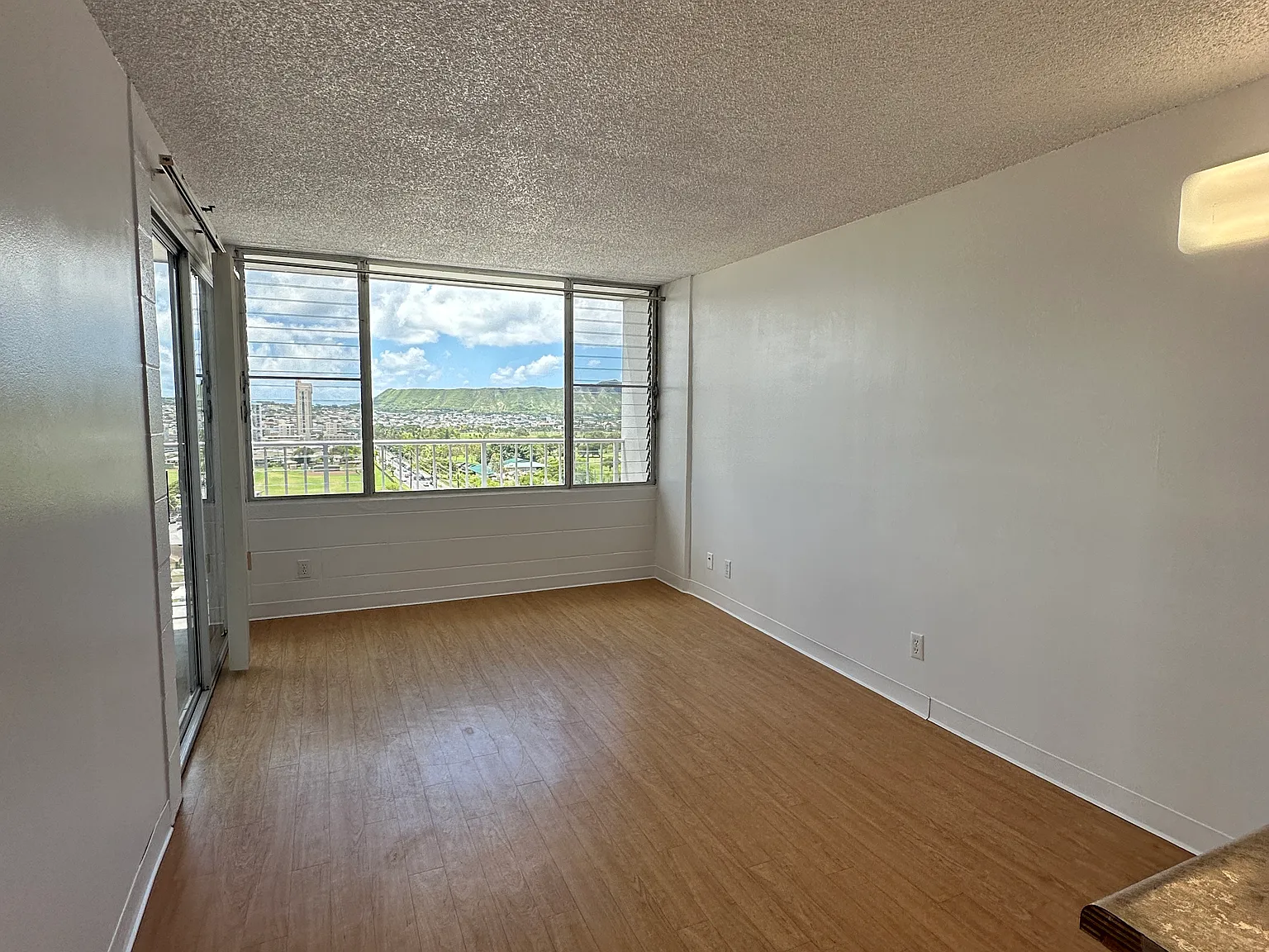 2 bed, 594 sqft, $2,300 — Photo 2