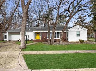 325 7th St NW, Minot, ND 58703