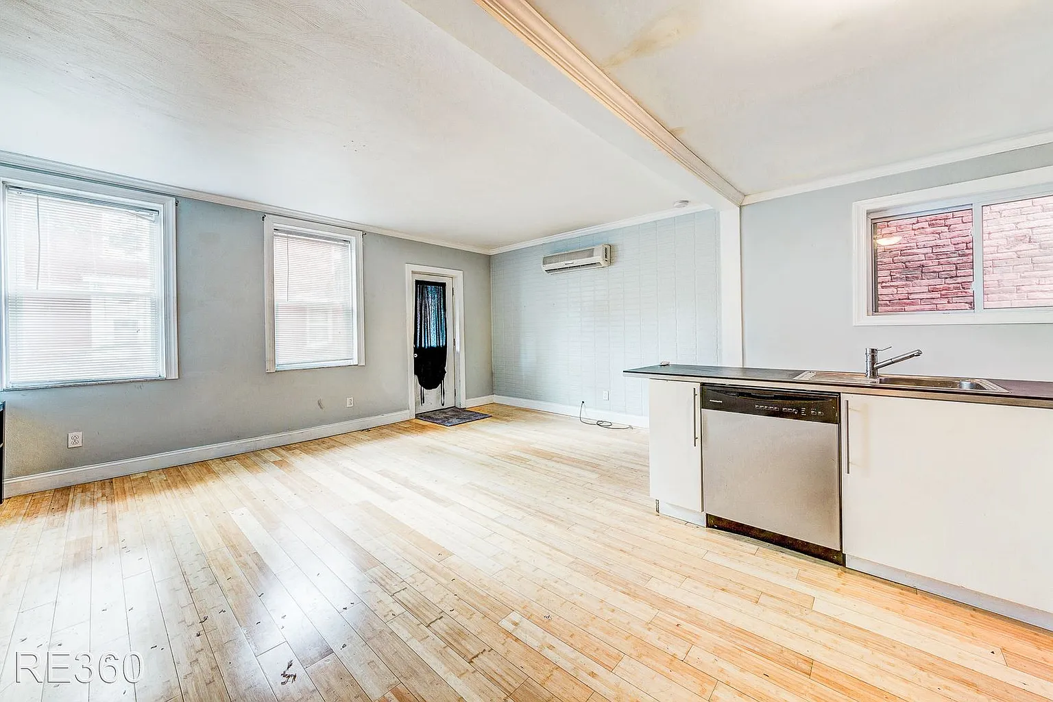 1403 Sarah St photo 1
