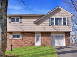 8 Rollins Trl, Hopatcong, NJ 07843