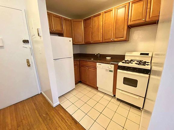 4th image of 121 E 12th St APT 5D