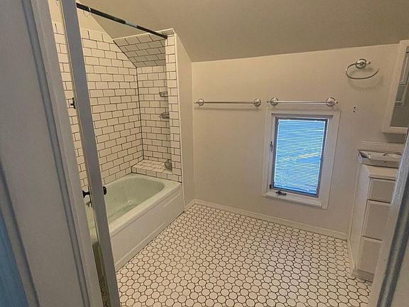 4th image of 2604 N Madelia St #2
