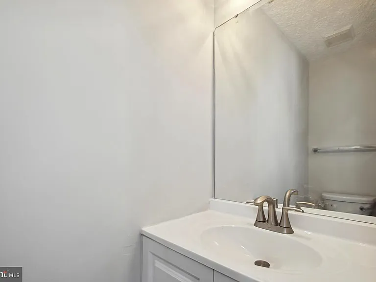 704 Suffield Dr — Photo 4