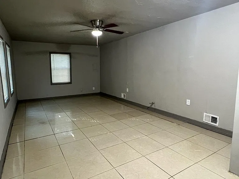 904 N Marshall Dr — Photo 3